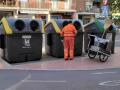 Un trabajador de Sadeco junto a unos contenedores