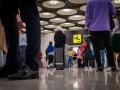 Varias personas aguardan en la terminal de llegadas este martes en el aeropuerto internacional Alfonso Suárez Madrid Barajas