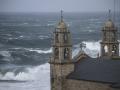 Fotografía del oleaje ante las torres del Santuario Virxe da Barca, este sábado, en la costa de Muxía