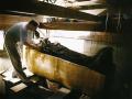 Howard Carter trabaja en la tapa del segundo féretro (el del medio), que aún se encuentra dentro de la caja del primer féretro (el más exterior) en la Cámara Sepulcral