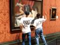 Los dos activistas de Just Stop Oil, dando martillazos al cuadro 'La venus del Espejo', de Velázquez