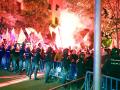 Algunos manifestantes han encendido bengalas durante el desarrollo de la protesta. Los cánticos e insultos no han cesado en ningún momento