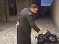 El obispo de la iglesia de San Tadeo, Ter Zareh Ashuryan, saluda un niño refugiado