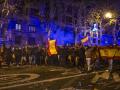 Miles de manifestantes en la calle Ferraz, cerca de la sede del PSOE