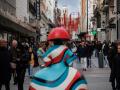 Ciudadanos pasean por la calle Preciados de Madrid