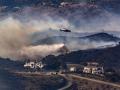 Medios terrestres y aéreos trabajan en la extinción de un incendio forestal que se ha declarado esta madrugada en un paraje de Mijas (Málaga)
