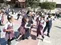 Sor Nabila con los alumnos en el patio del colegio de las Hermanas del Santo Rosario