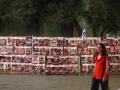 Una mujer pasa junto a retratos de rehenes israelíes en Tel Aviv