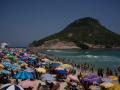 Cientos de personas se alivian del calor en la playa del Recreio dos Bandeirantes
