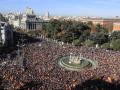 MADRID (ESPAÑA), 18/11/2023.- Miles de personas acuden a la manifestación convocada este sábado por un centenar de organizaciones de la sociedad civil contra la amnistía; bajo el lema "No en mi nombre: Ni Amnistía, ni Autodeterminación. Por la libertad , la unidad y la igualdad". La iniciativa invita a los ciudadanos a decir "no a la amnistía". Junto a personalidades de diferentes ámbitos, asisten los líderes del PP, Alberto Núñez Feijóo, y de Vox, Santiago Abascal. En la imagen, decenas de personas abarrotan las inmediaciones de la plaza de Cibeles. EFE/ Fernando Alvarado