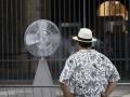 Un hombre frente a un ventilador en Italia este pasado verano