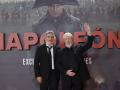 El director británico Ridley Scott y el actor estadounidense Joaquin Phoenix (i) a su llegada a la presentación de la película 'Napoleón' celebrada este lunes en el Museo del Prado, en Madrid