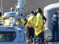 La Guardia Costera italiana desembarca en Lampedusa a un grupo de inmigrantes rescatados en el mar