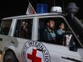 Un vehículo de la Cruz Roja Internacional que supuestamente transportaba rehenes liberados por Hamás
