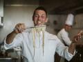 El chef Ferdinando Benardi posa con una pinchada de espaguetis