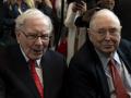 Warren Buffett (i), CEO of Berkshire Hathaway, y Charlie Munger, en 2019