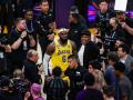 LeBron James rodeado de cámaras en un partido de la NBA