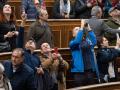 Visitantes buscan los agujeros de bala en el techo del Congreso de los Diputados