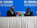 Los ministros de Interior del Reino Unido, James Cleverly, y de Exteriores de Ruanda, Vincent Biruta