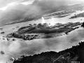 otografía de Pearl Harbor tomada desde un avión japonés al comienzo del ataque. Se ve la explosión de un torpedo en el West Virginia