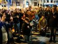 Decenas de personas rezan durante una manifestación contra la amnistía frente a la sede del PSOE en Ferraz