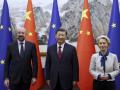 El presidente chino Xi Jinping rodeado por el presidente del Consejo, Charles Michel, y la presidenta de la Comisión, Ursula von der Leyen