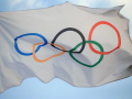 La bandera olímpica, símbolo del deporte internacional
