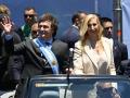 Milei saluda a la multitud junto a su hermana, Karina, cuando salen del Congreso en un coche descapotable durante su ceremonia de toma de posesión