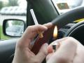 Para la DGT encender el cigarro es el gesto polémico de fumar al volante