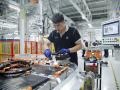 Operario en una fábrica de baterías de BMW en China