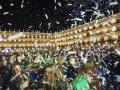 La plaza Mayor de Salamanca ha comenzado a recibir desde las 19.00 h a jóvenes de toda España que esta medianoche celebrarán por adelantado la Nochevieja con 12 gominolas en lugar de uvas, en un fin de año universitario que se ha convertido en fiesta multitudinaria desde sus inicios en 1999 como improvisada despedida de unos amigos. EFE/JMGARCIA