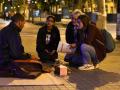 Miembros de la Fundación Arrels atienden a una persona sin hogar en Barcelona