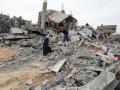 Los palestinos revisan los escombros tras el bombardeo israelí en Rafah, en el sur de la Franja de Gaza
