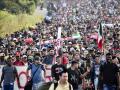 Inmigrantes participan en una caravana hacia la frontera con Estados Unidos en Tapachula, estado de Chiapas, México