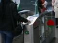 Una usuaria pasa su tarjeta de viaje por un torno de acceso al metro de Granada