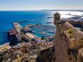 Uno de los laterales del Castillo de Santa Bárbara, con el Puerto de Alicante y el Mediterráneo al fondo