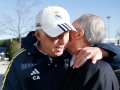 El saludo de Florentino Pérez y Carlo Ancelotti, el primero tras la renovación del italiano