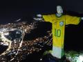 Fotografía aérea tomada hoy que muestra al Cristo Redentor con la proyección de una camiseta de la selección brasileña de fútbol usada por Pelé, en Río de Janeiro (Brasil).