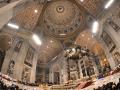 Interior de la basílica de San Pedro durante el rezo de las Vísperas y el Te Deum