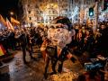 Decenas de personas celebran la entrada del año nuevo en la calle Ferraz