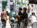 Dos camareros trabajan en una de las terrazas ubicadas en el Paseo del Prado