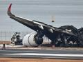 Restos calcinados del avión de Japan Airlines tras el accidente en el aeropuerto de Tokio