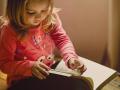 Una niña leyendo un libro