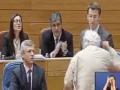 Xosé Manuel Beiras golpea el escaño de Feijóo en el Parlamento de Galicia durante un pleno el 24 abril de 2013
