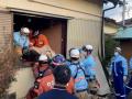 Los equipos de salvamento rescatando a una octogenaria en Japón