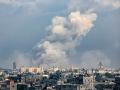 Una columna de humo se levanta desde Khan Yunis en el sur de la Franja de Gaza
