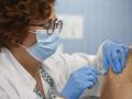 Una enfermera vacuna inocula una vacuna contra la gripe y la covid