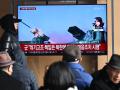 Una televisión muestra imágenes de archivo de los disparos de artillería de Corea del Norte