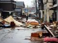 Un hombre en una calle cubierta de escombros tras el terremoto en Suzu, prefectura de Ishikawa