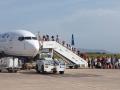 Un grupo de pasajeros toma un avión en el Aeropuerto de Castellón